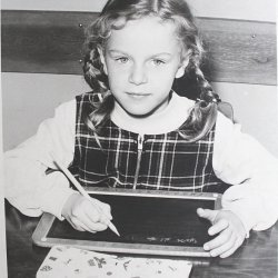 Schulkind Lörchen schreibt auf ihre Schiefertafel (1968)