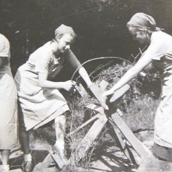 Mädchen bei der Landarbeit (1935)