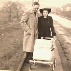 Emil + Anneliese mit Kinderwagen (1942)