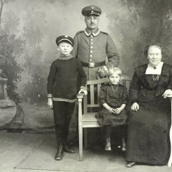 Obersteiger + Soldat mit seiner Familie (1914) - PUBLIC DOMAINE - GEMEINFREIES BILD