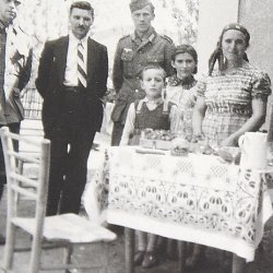 2. Weltkrieg - Familie auf dem Balkan (1942)