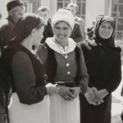 Copyright! - Kretanerinnen in ihrer landestypischen Tracht (1943)