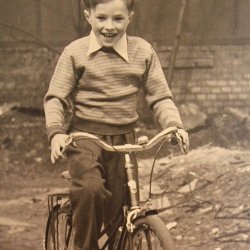 Hans-Michael fährt sein 1. Fahrrad (1956)