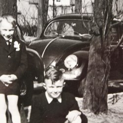 Kinder vor dem VW-Käfer (1956)