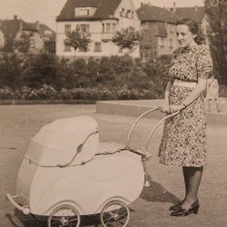 Neunkircherin mit Kinderwagen im Stadtpark (1947) 
