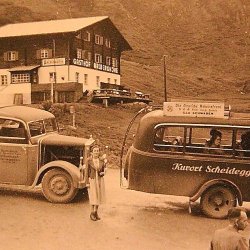 Reisebusse aus Scheidegg in den Alpen (1936)