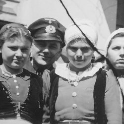 2. Weltkrieg - Soldaten posieren mit kretanischen Mädchen (1943/44)
